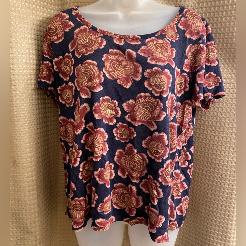 FINAL SALE 60% 
Ann Taylor Women’s Short Sleeved Pink and Blue Floral Top